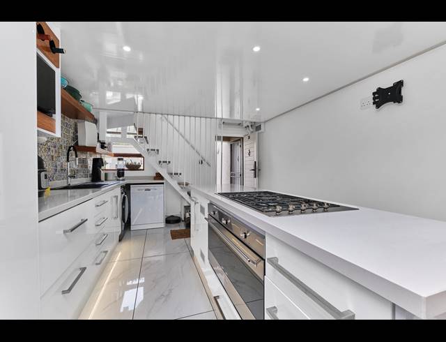 1 BEDROOM APARTMENT TO LET IN MELROSE